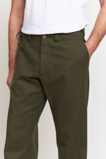 Lade das Bild in den Galerie-Viewer, About Companions Waban Moleskin-Hose olivgrün