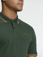 Lade das Bild in den Galerie-Viewer, BEN SHERMAN Short Sleeve Signature Pique Polo in Bottle Green
