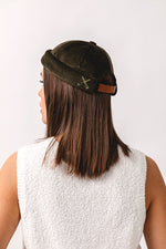 Lade das Bild in den Galerie-Viewer, BÉTON CIRÉ MIKI DOCKER HAT OLIVE VELVET CORDUROY
