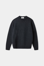Lade das Bild in den Galerie-Viewer, About Companions Merinowolle Pullover Morten in melange black
