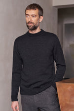 Lade das Bild in den Galerie-Viewer, About Companions Merinowolle Pullover Morten in melange black
