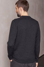 Lade das Bild in den Galerie-Viewer, About Companions Merinowolle Pullover Morten in melange black
