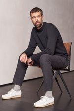 Lade das Bild in den Galerie-Viewer, About Companions Merinowolle Pullover Morten in melange black
