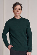 Lade das Bild in den Galerie-Viewer, About Companions Merinowolle Pullover Morten in melange racing green
