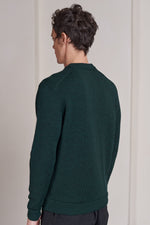 Lade das Bild in den Galerie-Viewer, About Companions Merinowolle Pullover Morten in melange racing green
