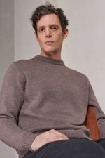Lade das Bild in den Galerie-Viewer, About Companions Merinowolle Pullover Morten in melange taupe
