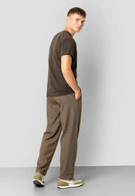 Lade das Bild in den Galerie-Viewer, LYON XO LUCA PLEAT PANTS - DARK CAMEL
